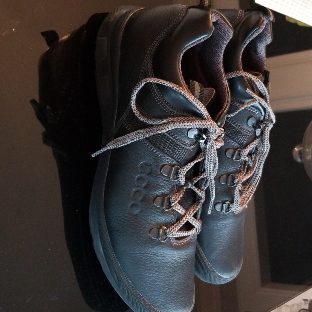 Men's athletic shoes